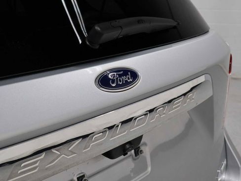 Used 2021 Ford Explorer XLT AWD/4WD image 8