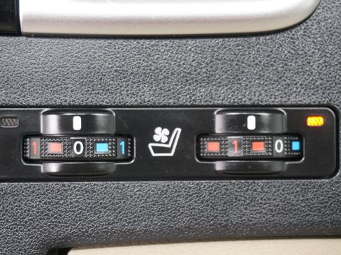 Used 2016 Toyota Highlander Limited Platinum FWD image 26