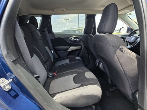 Used 2018 Jeep Cherokee Latitude FWD image 25