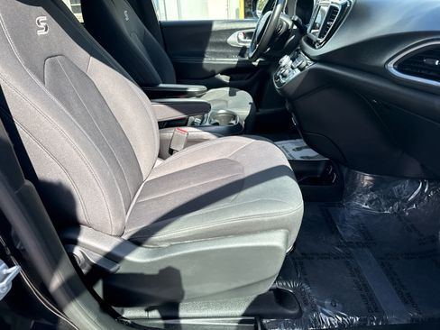 Used 2019 Chrysler Pacifica Touring Plus w/ S Appearance Package FWD image 12