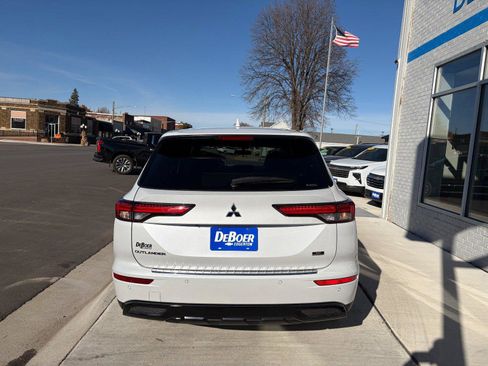 Used 2023 Mitsubishi Outlander SE Black Edition image 4