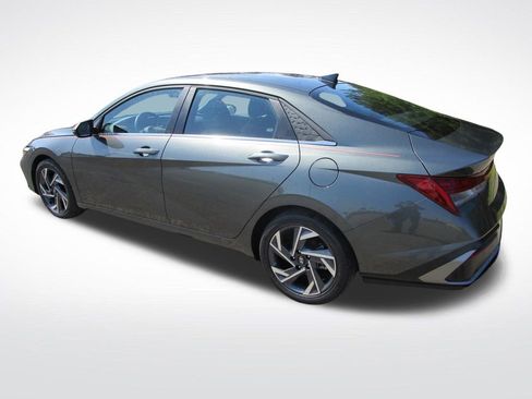 Used 2025 Hyundai Elantra Limited image 3