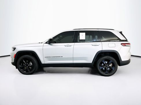 Used 2023 Jeep Grand Cherokee Altitude AWD/4WD image 4