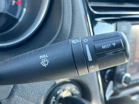 Used 2011 Chrysler 200 Limited image 25