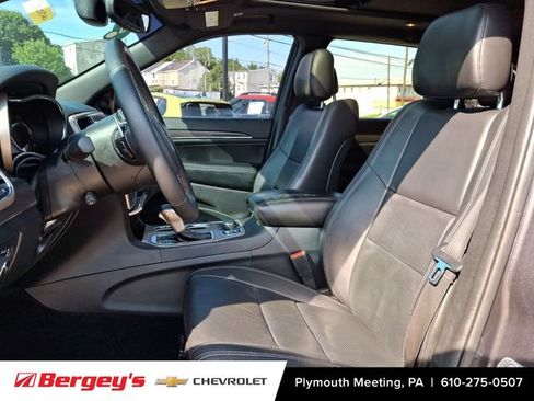 Used 2017 Jeep Grand Cherokee Limited w/ Luxury Group II AWD/4WD image 16