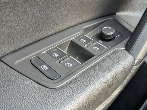 Used 2019 Volkswagen Tiguan SE image 27