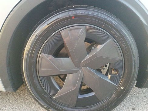 Used 2025 Toyota Prius LE image 9