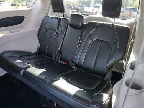 Used 2024 Chrysler Pacifica Touring-L image 10