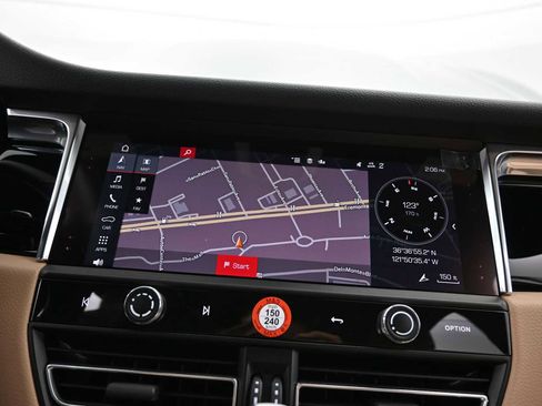 Certified 2025 Porsche Macan AWD/4WD image 12