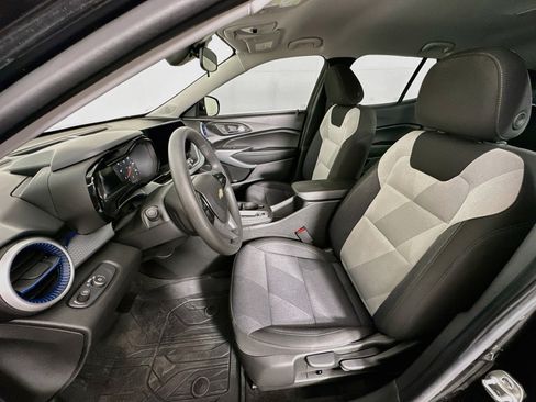 Used 2025 Chevrolet Trax LS w/ LS Convenience Package FWD image 13