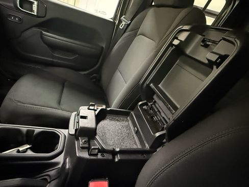 Used 2022 Jeep Gladiator Sport AWD/4WD image 40