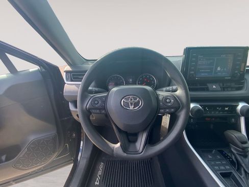Used 2021 Toyota RAV4 LE image 7