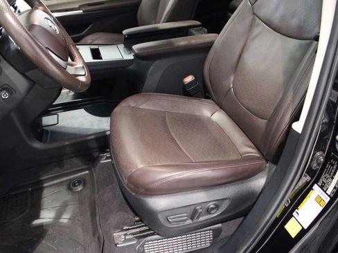 Used 2024 Toyota Sienna Platinum image 9