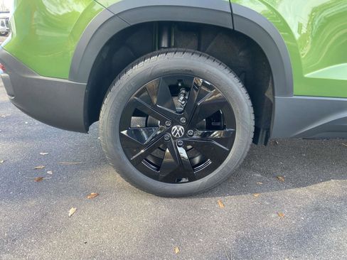 New 2026 Volkswagen Taos SE image 11