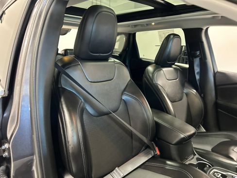 Used 2019 Jeep Cherokee Latitude Plus w/ Comfort/Convenience Group AWD/4WD image 36