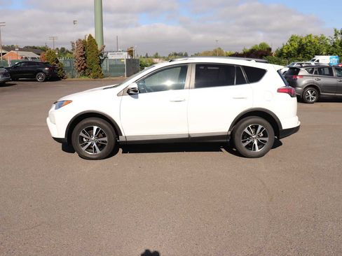 Used 2017 Toyota RAV4 XLE AWD/4WD image 8