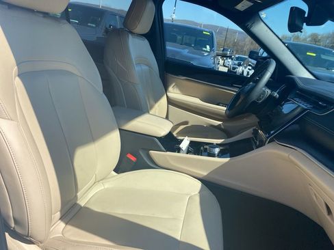 Used 2023 Jeep Grand Cherokee Limited w/ Black Appearance Package image 9