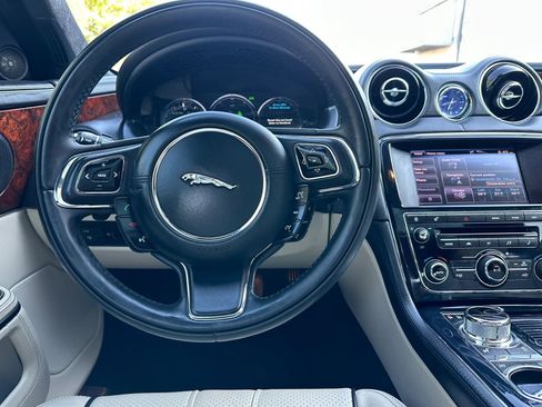 Used 2013 Jaguar XJ RWD image 29