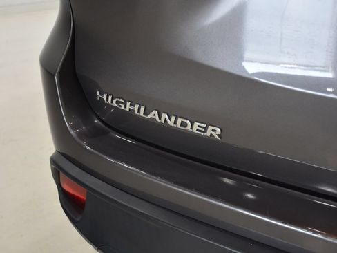 Used 2017 Toyota Highlander LE FWD image 28