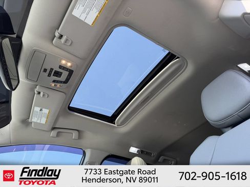 Used 2024 Toyota Sienna XLE FWD image 9