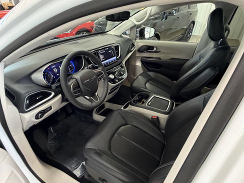 Used 2024 Chrysler Pacifica Touring-L FWD image 19