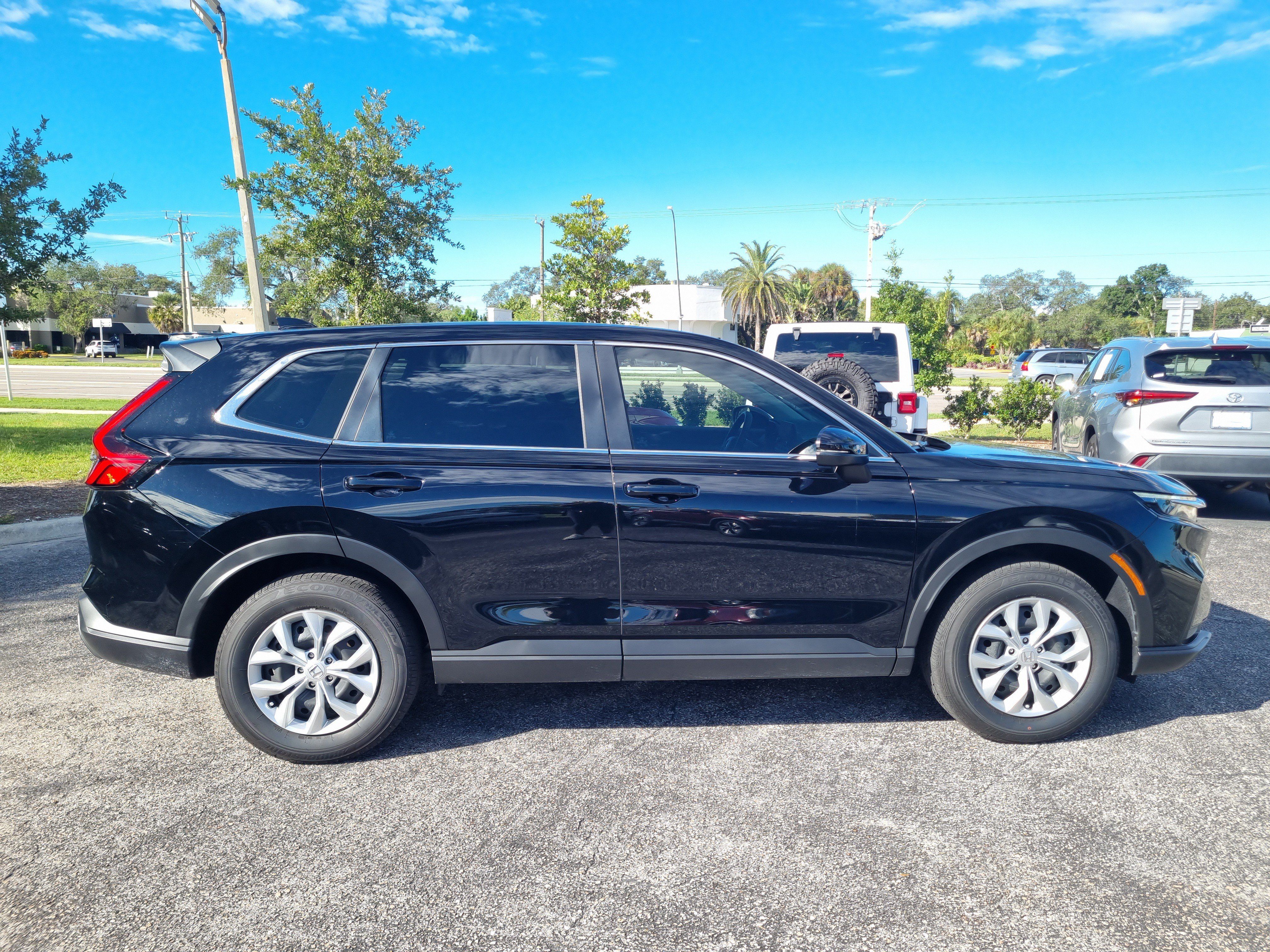 Used 2024 Honda CR-V LX image 8