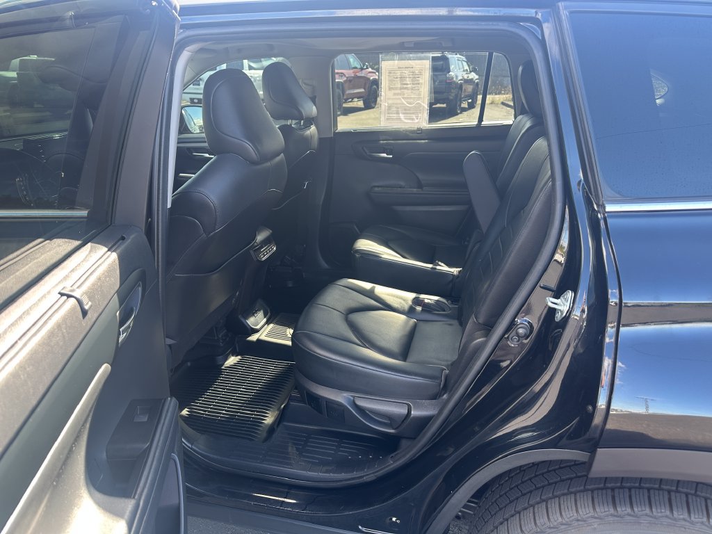 Used 2021 Toyota Highlander XLE AWD/4WD image 14