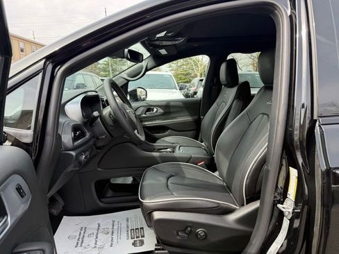 New 2026 Chrysler Pacifica Limited image 21