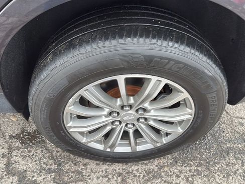 Used 2017 Cadillac XT5 Luxury w/ LPO, Wheel Lock Package image 9