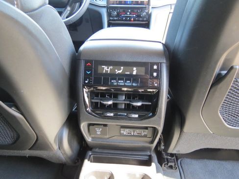 Used 2023 Jeep Grand Cherokee L Limited w/ Black Appearance Package image 20