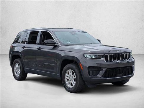 Used 2023 Jeep Grand Cherokee Laredo RWD image 3