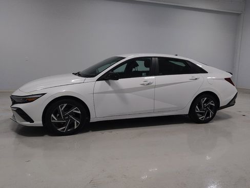 Used 2025 Hyundai Elantra Sport image 2