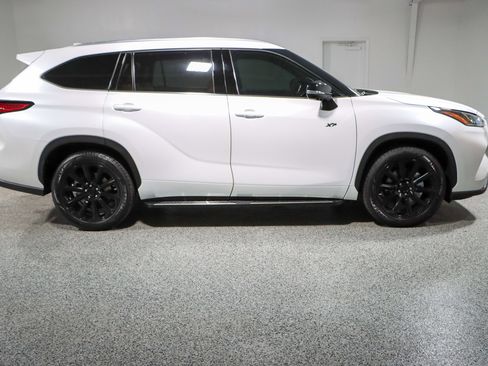 Used 2023 Toyota Highlander Platinum FWD image 6