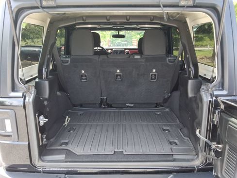 Used 2018 Jeep Wrangler Unlimited Rubicon AWD/4WD image 17