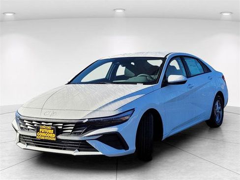 New 2026 Hyundai Elantra SE image 2