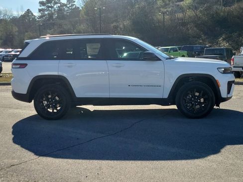 New 2026 Jeep Grand Cherokee Altitude AWD/4WD image 2