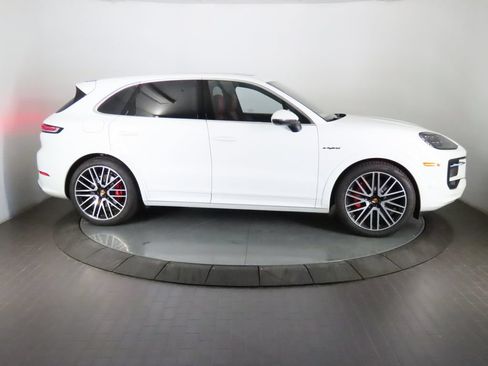 Certified 2025 Porsche Cayenne S AWD/4WD image 8