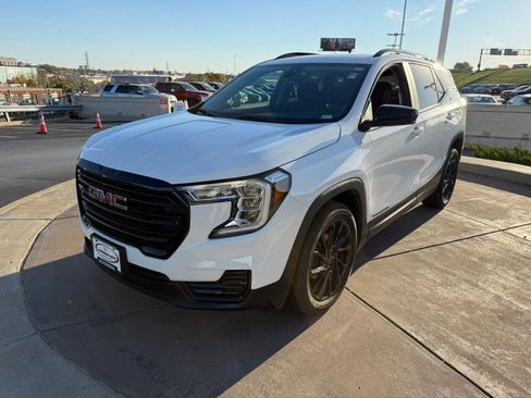 Used 2023 GMC Terrain SLE w/ Driver Convenience Package image 11