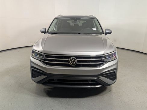 Used 2022 Volkswagen Tiguan SE image 2