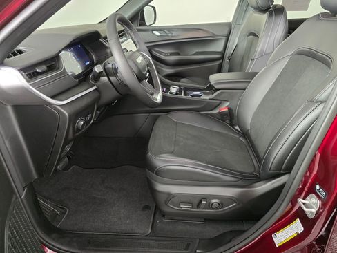 New 2025 Jeep Grand Cherokee Altitude image 17