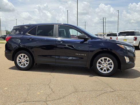 Used 2020 Chevrolet Equinox LS w/ LS Convenience Package FWD image 4