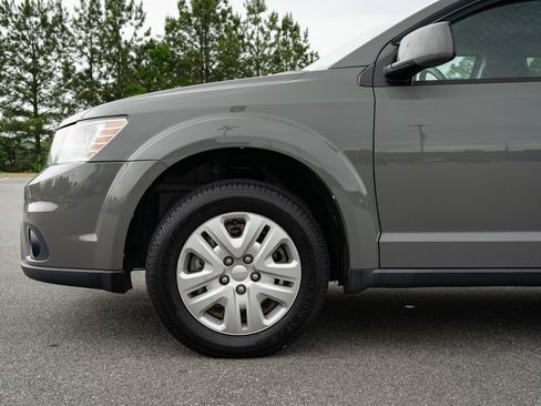 Used 2019 Dodge Journey SE w/ Safe & Sound Group FWD image 4