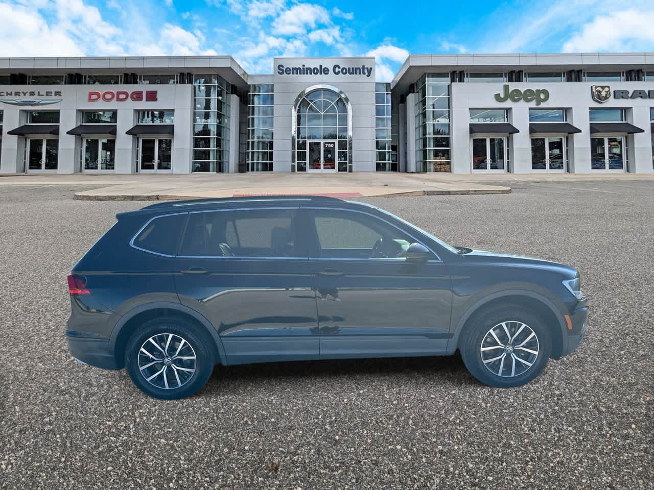 Used 2019 Volkswagen Tiguan SE w/ Panoramic Sunroof Package FWD image 9
