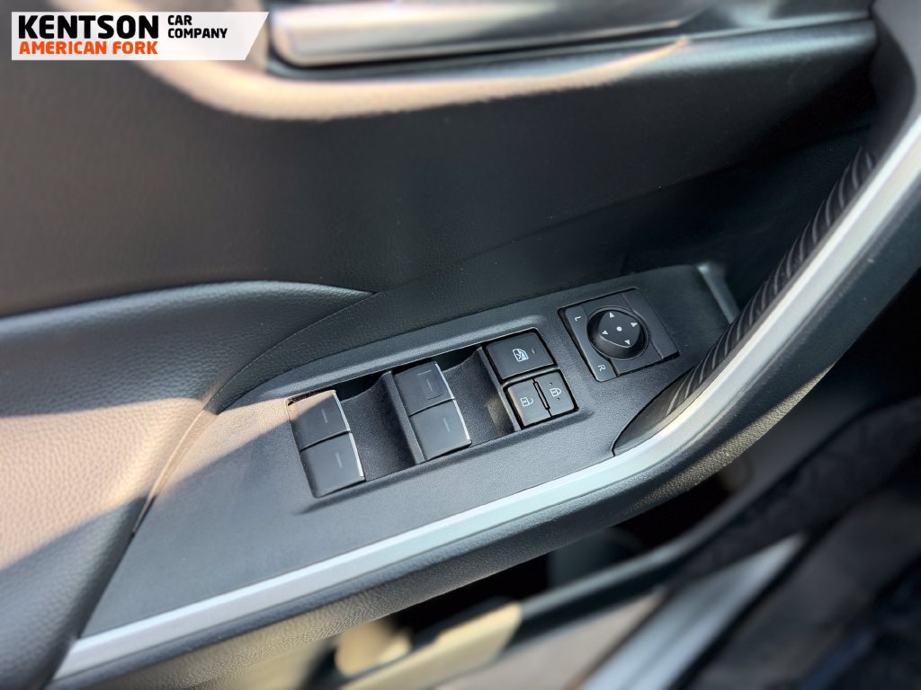 Used 2025 Toyota RAV4 XLE AWD/4WD image 18