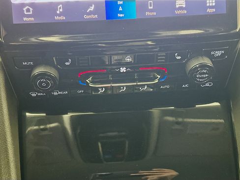 Used 2023 Jeep Grand Cherokee Limited w/ Black Appearance Package image 24