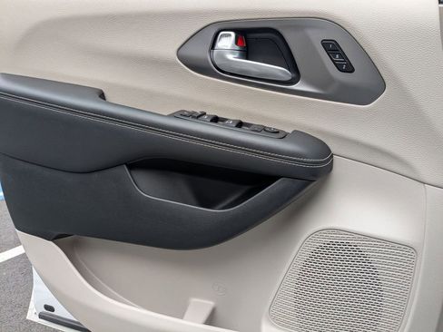 Used 2024 Chrysler Pacifica Touring-L image 11