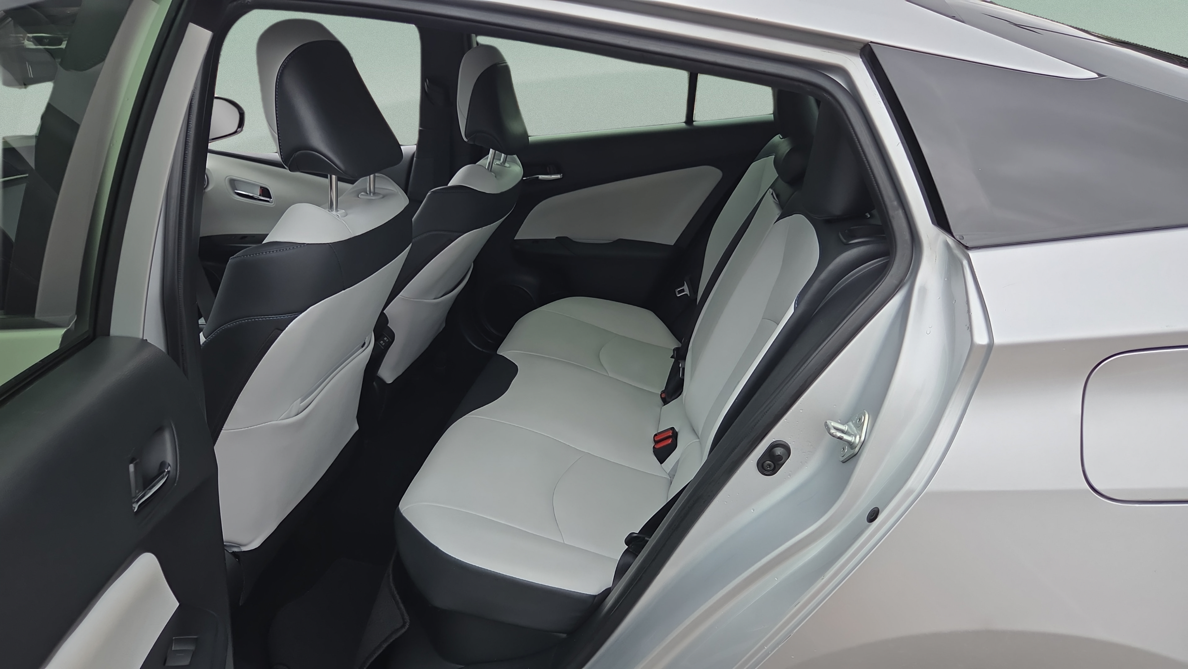 Used 2020 Toyota Prius Limited FWD image 10