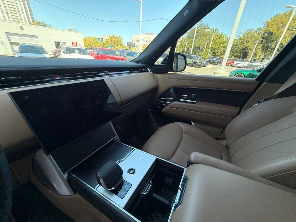 Used 2025 Land Rover Range Rover SE AWD/4WD image 16