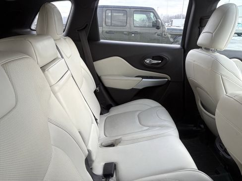 Used 2018 Jeep Cherokee Overland w/ Technology Group image 11