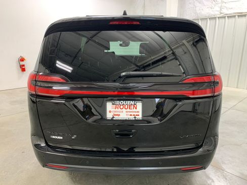 Used 2025 Chrysler Pacifica Limited image 26